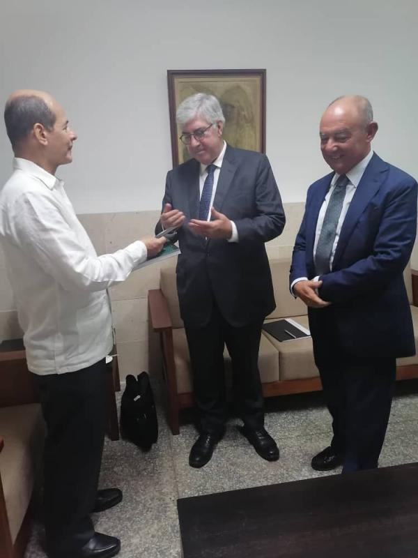 Foto: De izquierda a derecha el Rector del ISRI Rogelio Sierra Diaz, el Dr. Antonio Manuel de Sousa Pereira, Presidente del Consejo de Rectores de Portugal y el Embajador de ese país amigo, Excmo Sr. José Pedro Machado Vieira