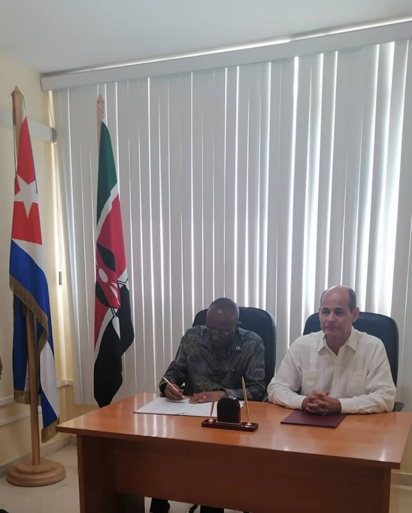 Firma de Convenio entre Embajador de Kenia en Cuba, Excmo Sr. Gathog W. Chege y el Rector, Rogelio Sierra Díaz