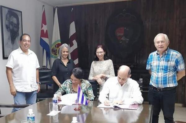 Firman Rectora de la UH Dra. Míriam Nicado García de la UH y Rector Embajador Rogelio Sierra Díaz