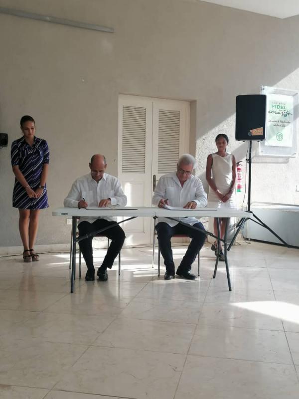 Firman El Rector del ISRI, Rogelio Sierra Diaz y el Director del Centro, René González Barrios