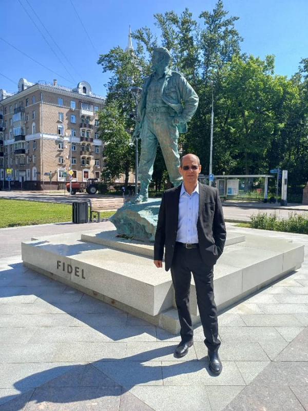 El Rector del ISRI rinde homenaje a Fidel Castro en Moscú.