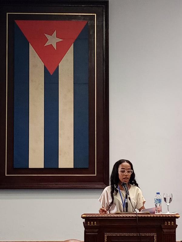 La estudiante Llysselie Gay-Querol Leiva del ISRI presentó una ponencia