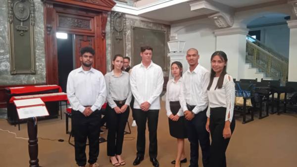 Estudiantes del ISRI realizan sus prácticas de Protocolo en el Aula Magna de la UH