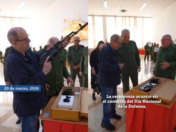 El Ministerio de las Fuerzas Armadas Revolucionarias otorgó al cantautor Silvio Rodríguez una réplica del fusil AKM, y un fusil AKM de combate.
