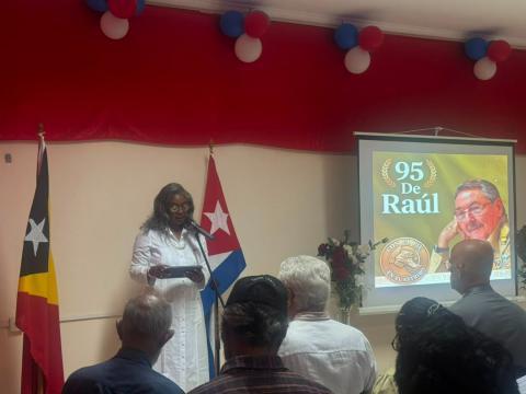 Embajadora de Cuba en Timor Leste preside acto por cumpleaños 95 de Raúl Castro y denuncia acusaciones falsas de EE. UU.