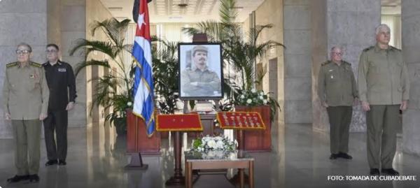El General de Ejército Raúl Castro Ruz, y el primer secretario del Partido y presidente de la República, Miguel Díaz-Canel, realizaron la primera guardia de honor ante los restos mortales del Comandante de la Revolución, Ramiro Valdés Menéndez, en la sede del Minfar en La Habana.