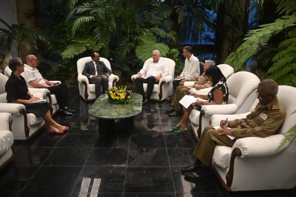 ONU y Cuba fortalecen cooperación en reducción de riesgos de desastres.  El representante especial del Secretario General de la ONU, Kamal Kishore, reconoció los avances de Cuba en sistemas de alerta temprana y protección comunitaria, y reafirmó que la organización está “codo a codo” con la Isla frente al bloqueo y sus desafíos.