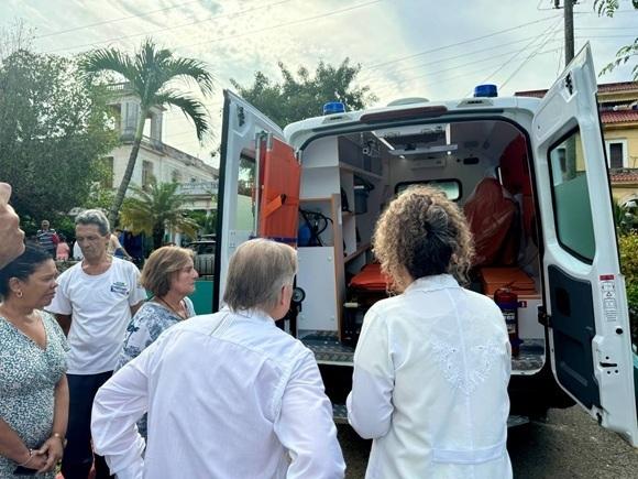 Este sábado se realizó el acto de entrega a las autoridades cubanas de tres ambulancias y un automóvil Lada Iskra, destinados a centros médicos en La Habana y las provincias de Matanzas y Santiago de Cuba.