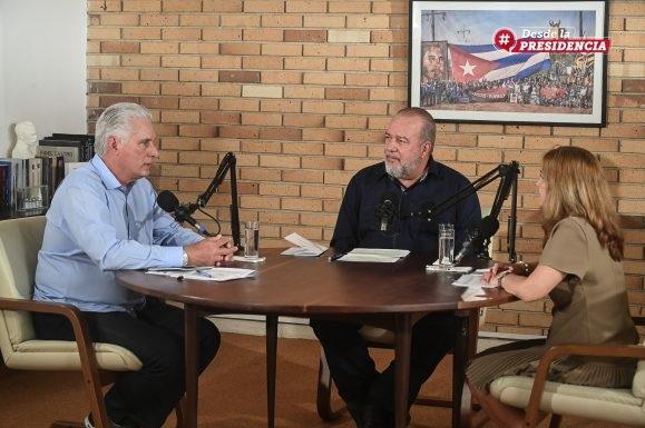 El Primer Secretario del Comité Central del Partido Comunista de Cuba y Presidente de la República, Miguel Díaz-Canel Bermúdez, condujo esta semana un nuevo podcast “Desde la Presidencia”, cuyo tema versó sobre las Transformaciones que en lo económico y en lo social vive el país. En el espacio, estuvo acompañado del miembro del Buró Político y Primer Ministro de la República de Cuba, Manuel Marrero Cruz, así como de la ministra de la Justicia, Rosabel Gamón Verde.