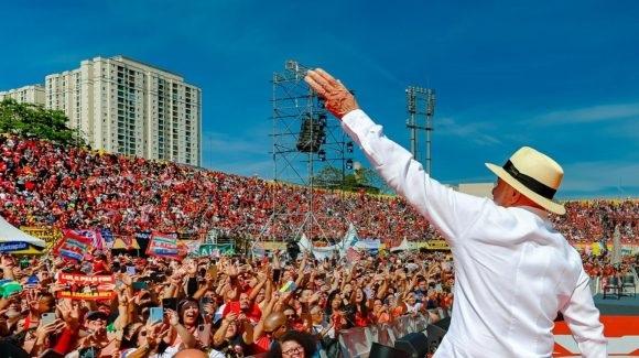 Llamamos a la unidad de todas y todos los activistas y militantes de los movimientos sociales, de comunicadoras y comunicadores, de artistas, intelectuales, líderes comunitarios, de todas las personas dignas, en torno a la figura de Luis Ignacio Lula da Silva para las elecciones del 25 de octubre.