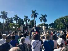 Estudiantes del ISRI rinden homenaje en la Necrópolis de Colón al cumplirse 36 años de la Operación Tributo.
