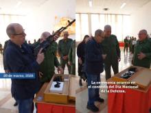 El Ministerio de las Fuerzas Armadas Revolucionarias otorgó al cantautor Silvio Rodríguez una réplica del fusil AKM, y un fusil AKM de combate.