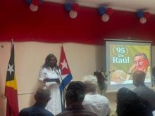 Embajadora de Cuba en Timor Leste preside acto por cumpleaños 95 de Raúl Castro y denuncia acusaciones falsas de EE. UU.
