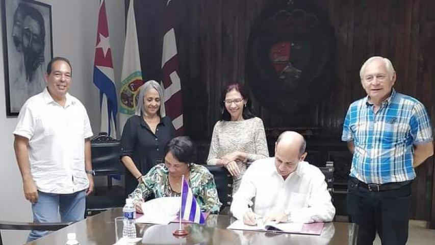 Firman Rectora de la UH Dra. Míriam Nicado García de la UH y  Rector Embajador Rogelio Sierra Díaz