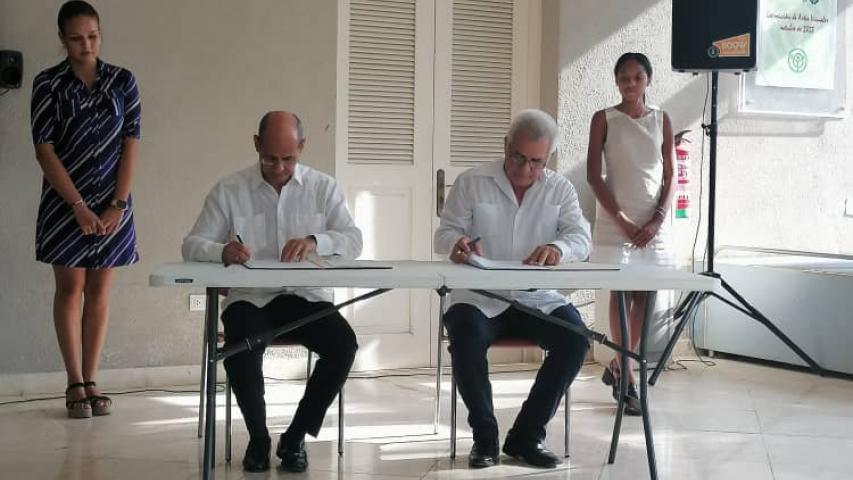 Firman El Rector del ISRI, Rogelio Sierra Diaz y el Director del Centro, René González Barrios
