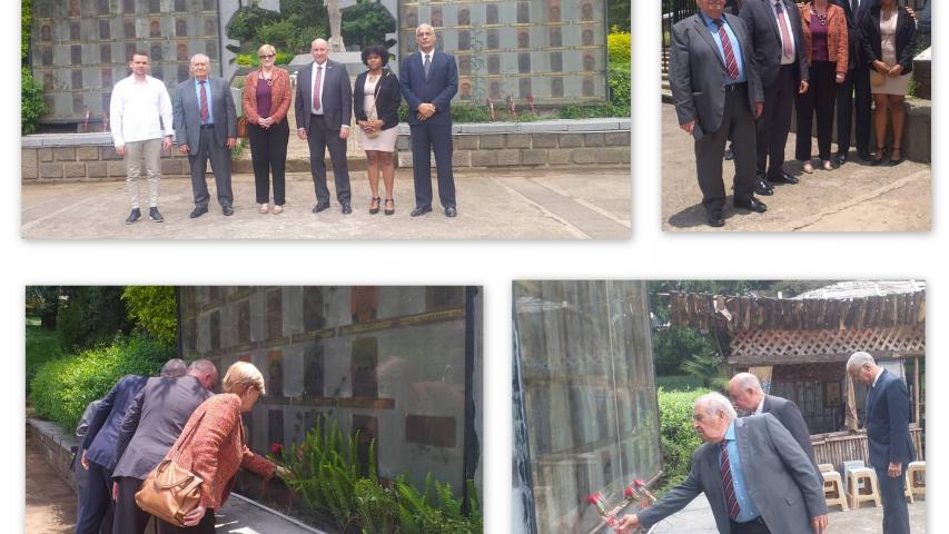 Emotiva visita realizada por la delegación del ISRI y los compañeros de la Embajada de Cuba en Etiopia al Monumento de la Victoria