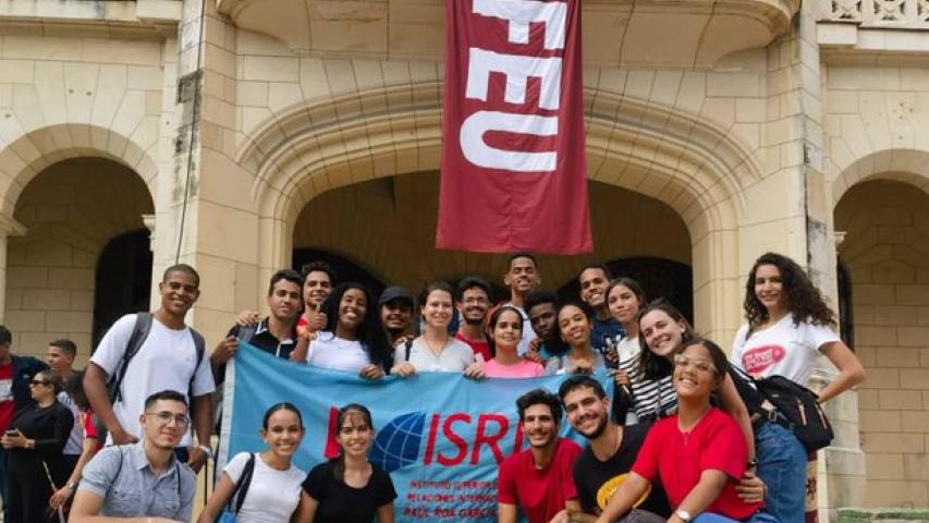 Los estudiantes del ISRI  rindieron honor a los mártires de la Revolución caídos en el Asalto al Palacio Presidencial y la toma de Radio Reloj.