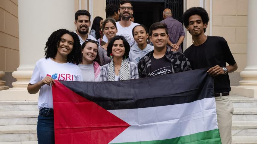 Estudiantes del ISRI participaron hoy 28/11/25 en el acto por el Día Internacional de Solidaridad con el Pueblo Palestino, en el ICAP. Participaron autoridades del Partido, MINREX , el cuerpo diplomático acreditado en Cuba, así como estudiantes paletinos