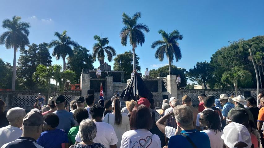 Estudiantes del ISRI rinden homenaje en la Necrópolis de Colón al cumplirse 36 años de la Operación Tributo.