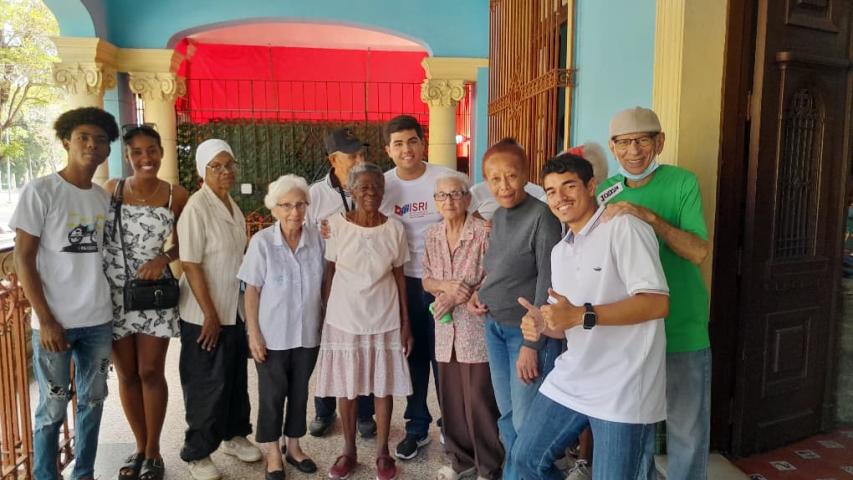 Celebraron con las abuelas, el Día Internacional de la Mujer los estudiantes del ISRI en la Casa de Abuelos II de Plaza de la Revolución 