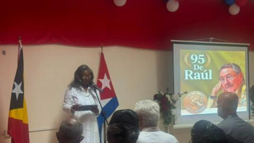 Embajadora de Cuba en Timor Leste preside acto por cumpleaños 95 de Raúl Castro y denuncia acusaciones falsas de EE. UU.