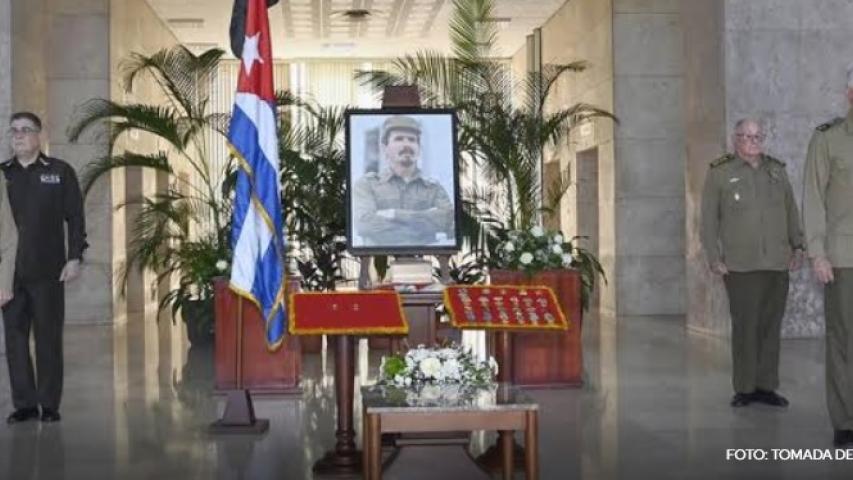 El General de Ejército Raúl Castro Ruz, y el primer secretario del Partido y presidente de la República, Miguel Díaz-Canel, realizaron la primera guardia de honor ante los restos mortales del Comandante de la Revolución, Ramiro Valdés Menéndez, en la sede del Minfar en La Habana.