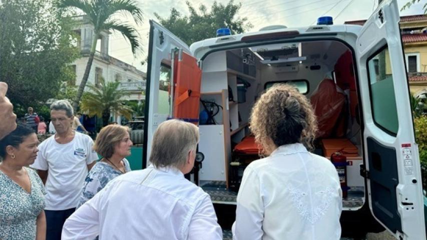 Este sábado se realizó el acto de entrega a las autoridades cubanas de tres ambulancias y un automóvil Lada Iskra, destinados a centros médicos en La Habana y las provincias de Matanzas y Santiago de Cuba.