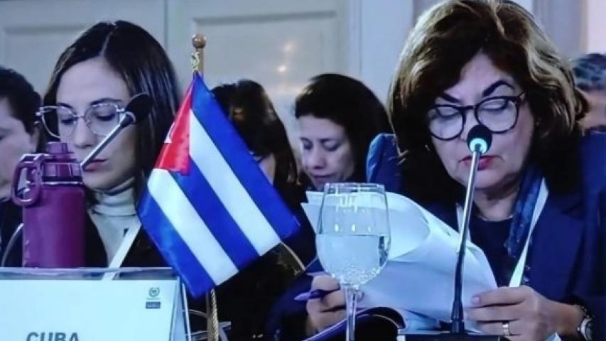 En su intervención ante la CEPAL, la viceministra del Comercio Exterior y la Inversión Extranjera de Cuba, Deborah Rivas Saavedra, agradeció la convocatoria al espacio de reflexión colectiva sobre los desafíos estructurales de la región y las oportunidades a construir de manera conjunta. Asimismo, extendió su gratitud a la República Dominicana y a su pueblo por la organización del evento y la atención brindada a las delegaciones.